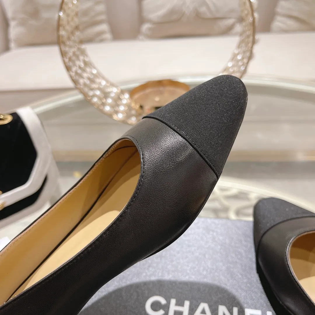 👟👟Ex-factory price 440👟👟 Chanel - Spring and summer classic color-blocked thick heel single shoes ⚠ Fashionable catwalk style ❤ Mixed splicing colors, empty toe style on the inside, 2.5cm thick heel with small logo embellishment, a fashionable interpretation! How to match the series to look good! Original customized wood-colored genuine leather outsole, imported sheepskin surface, goatskin lining for feet... 34-40 regular size (41.42.43 custom-made, non-returnable) 🎁Latest full set of packaging at the counter